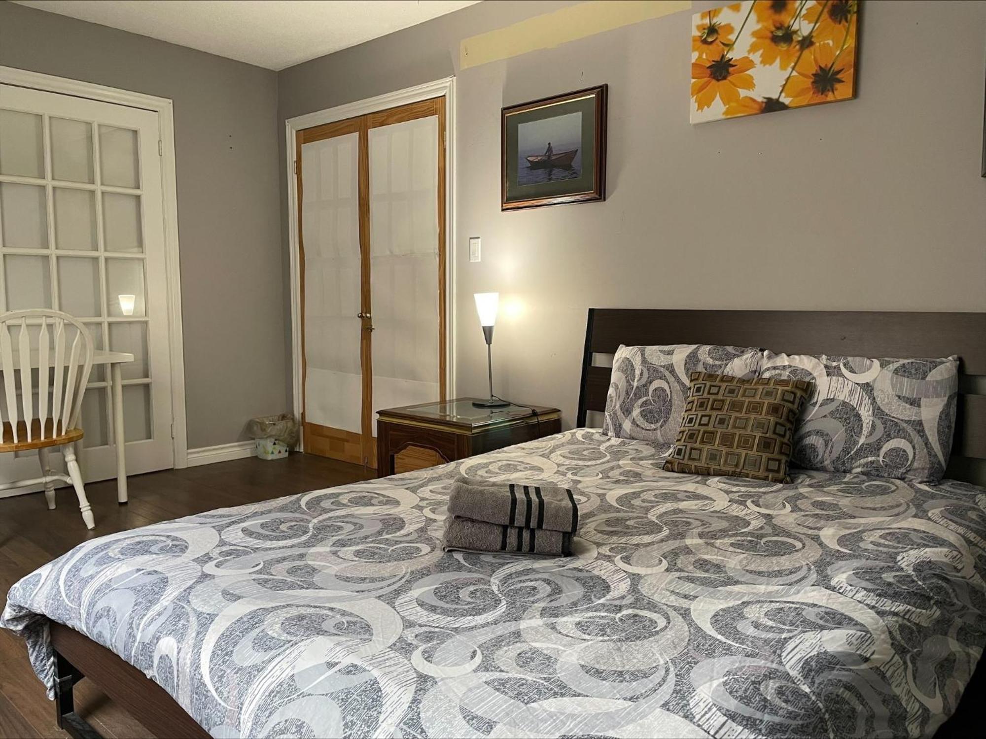 Bhf Near College & Hosp Self-Service Check-In So Fast Net Free Parking In Barrie Exterior foto