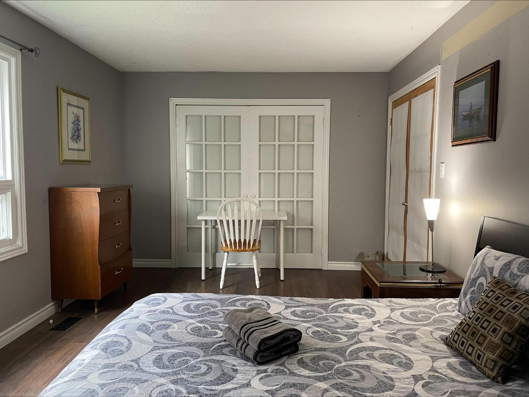 Bhf Near College & Hosp Self-Service Check-In So Fast Net Free Parking In Barrie Exterior foto