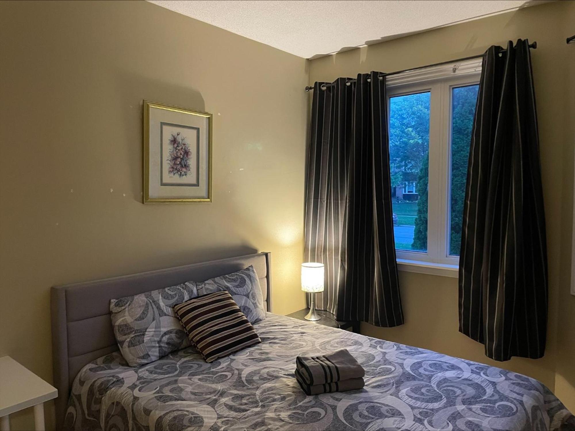 Bhf Near College & Hosp Self-Service Check-In So Fast Net Free Parking In Barrie Exterior foto