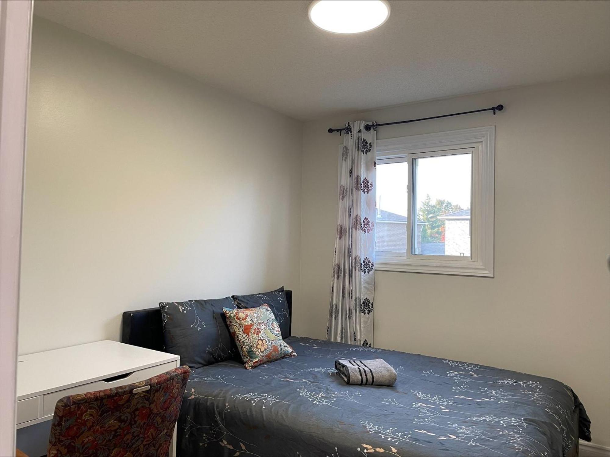 Bhf Near College & Hosp Self-Service Check-In So Fast Net Free Parking In Barrie Exterior foto