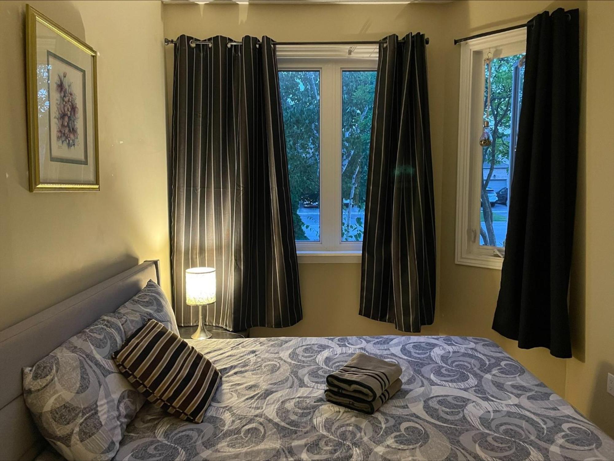 Bhf Near College & Hosp Self-Service Check-In So Fast Net Free Parking In Barrie Exterior foto