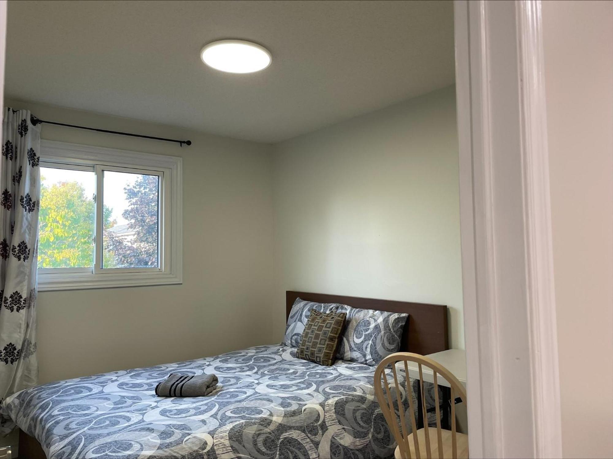 Bhf Near College & Hosp Self-Service Check-In So Fast Net Free Parking In Barrie Exterior foto