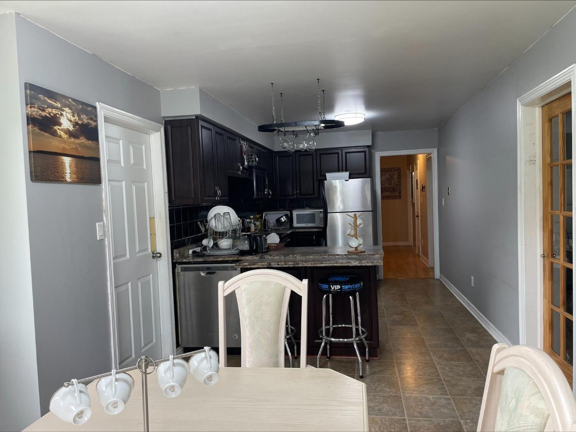 Bhf Near College & Hosp Self-Service Check-In So Fast Net Free Parking In Barrie Exterior foto