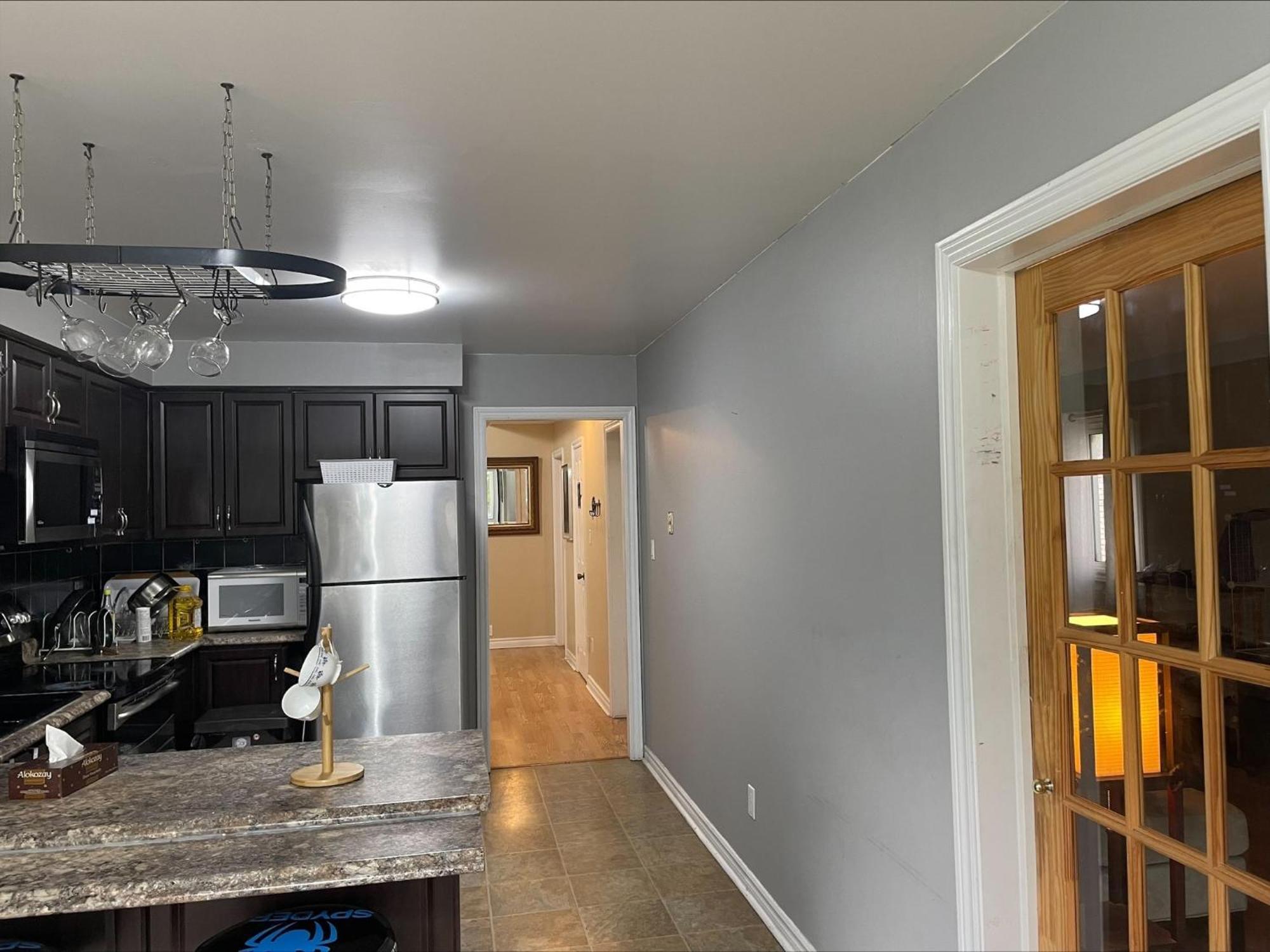 Bhf Near College & Hosp Self-Service Check-In So Fast Net Free Parking In Barrie Exterior foto