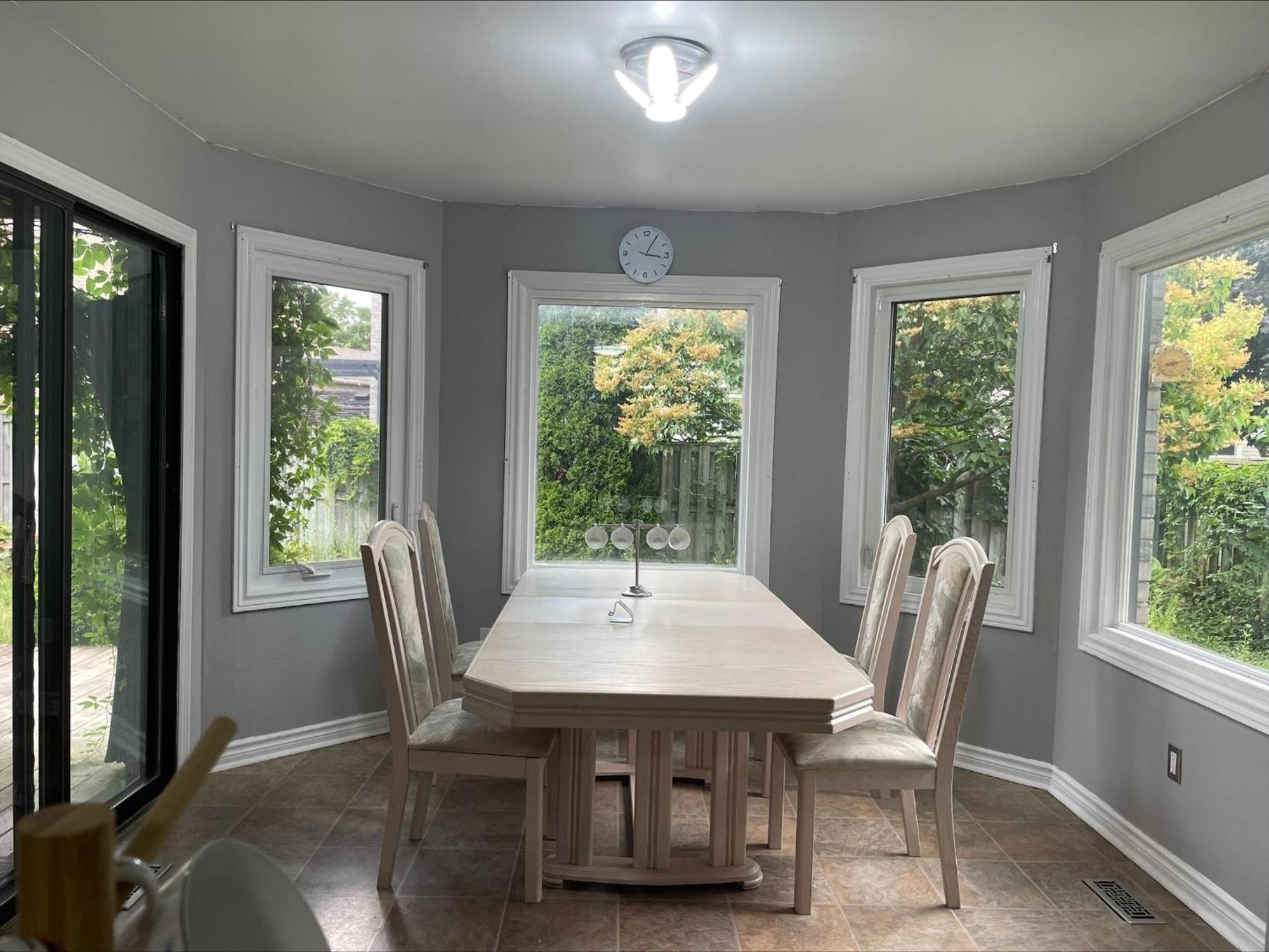Bhf Near College & Hosp Self-Service Check-In So Fast Net Free Parking In Barrie Exterior foto