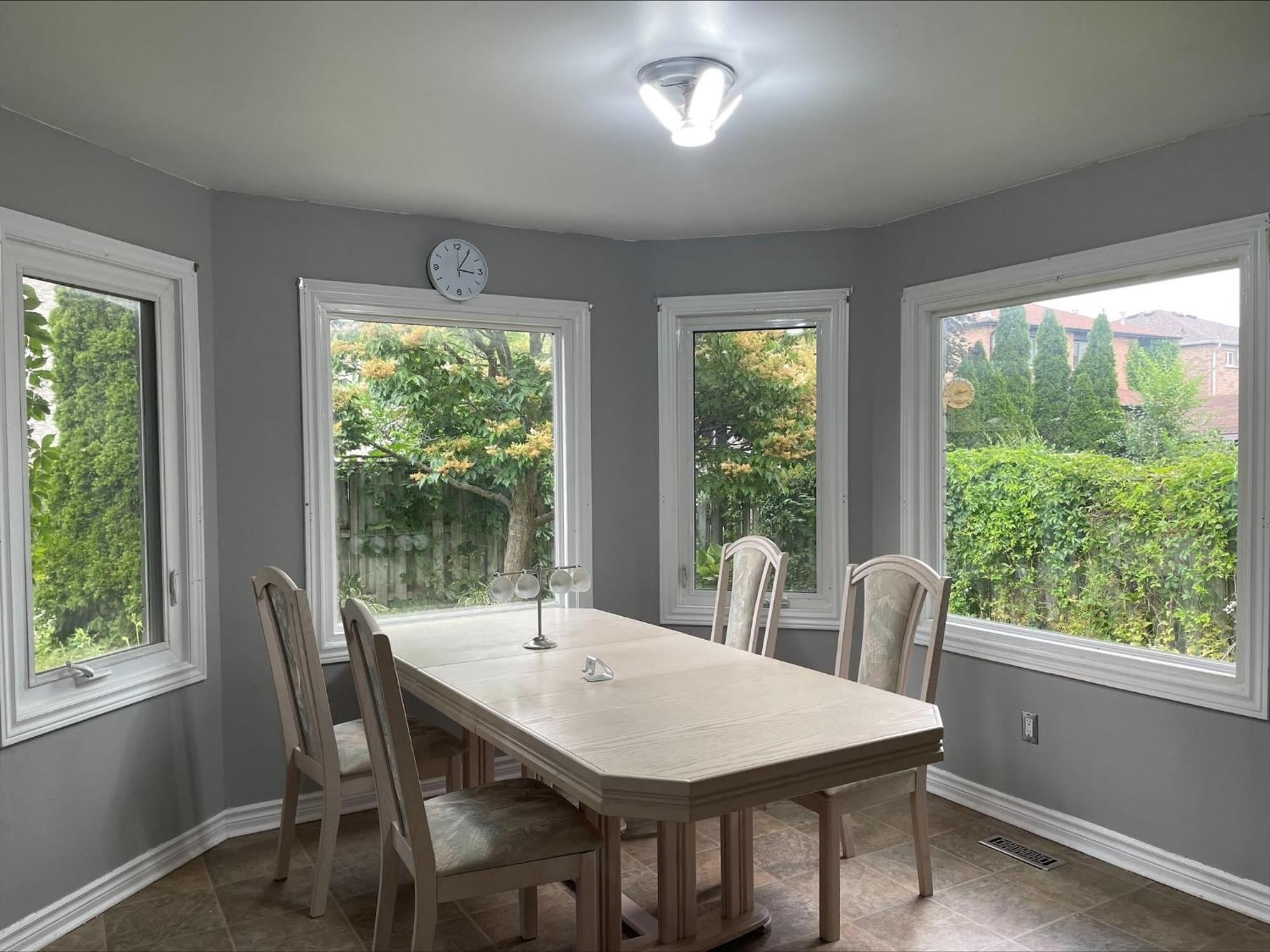 Bhf Near College & Hosp Self-Service Check-In So Fast Net Free Parking In Barrie Exterior foto