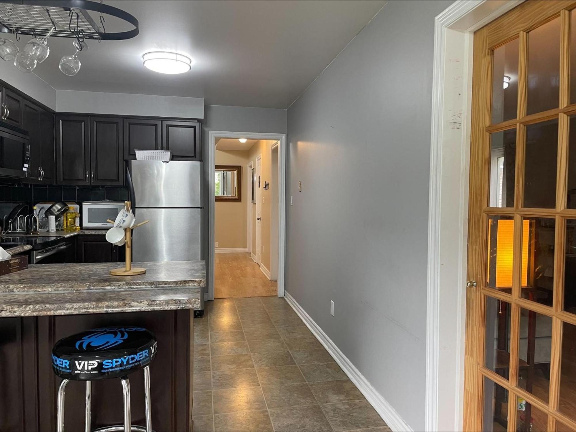 Bhf Near College & Hosp Self-Service Check-In So Fast Net Free Parking In Barrie Exterior foto