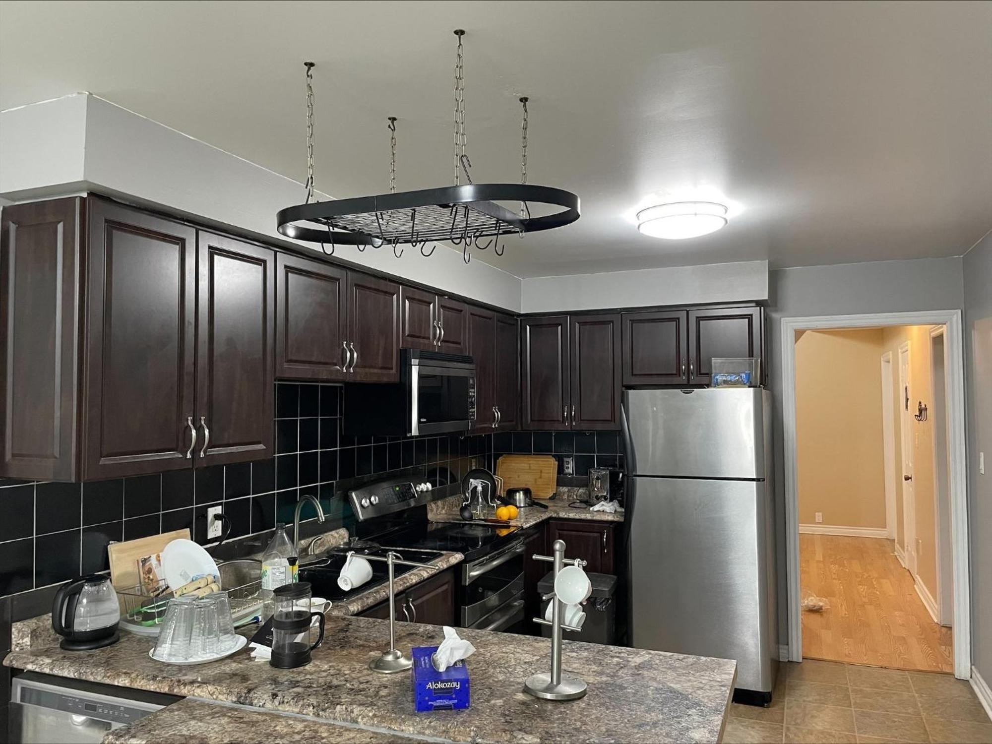 Bhf Near College & Hosp Self-Service Check-In So Fast Net Free Parking In Barrie Exterior foto