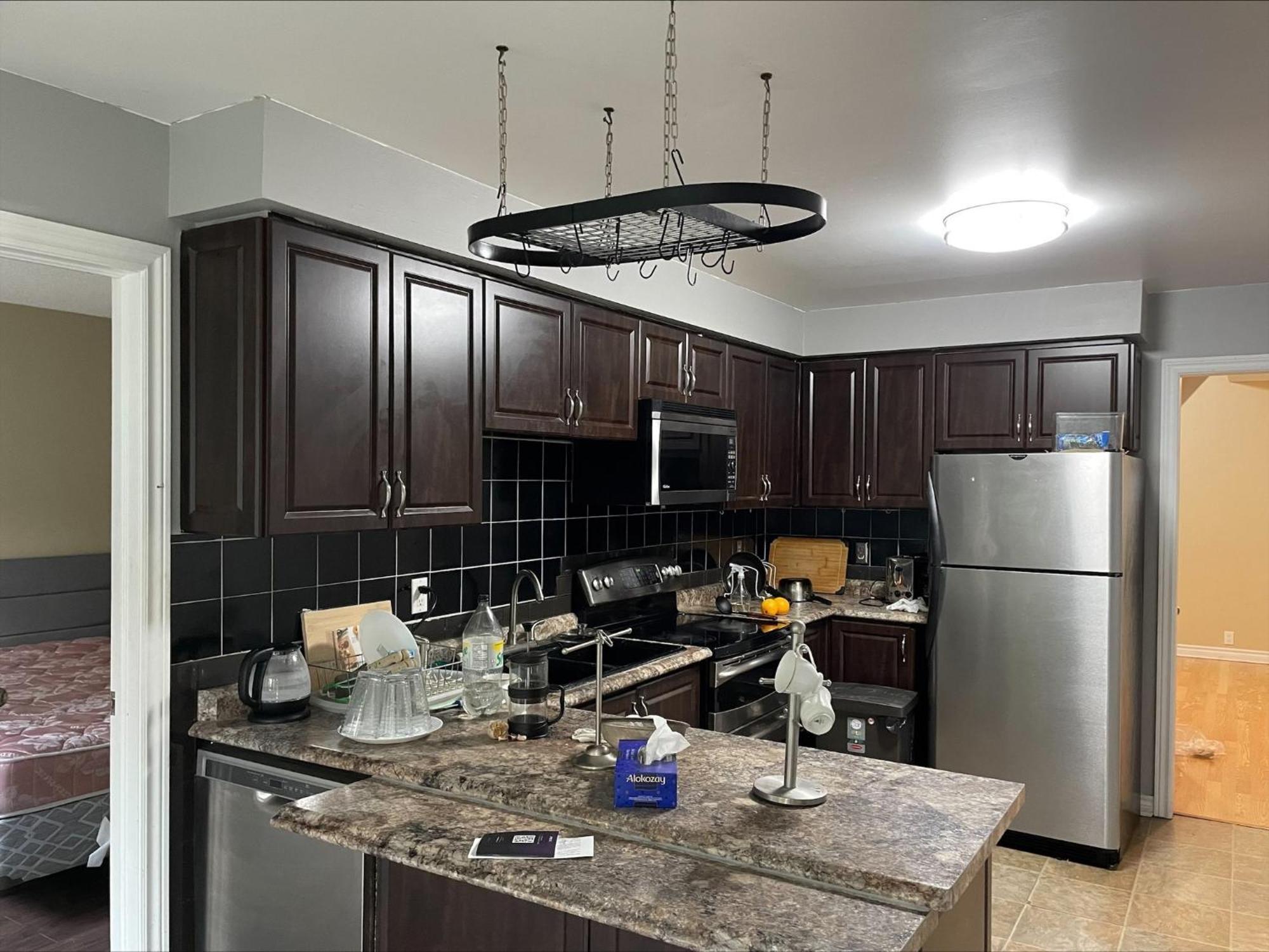 Bhf Near College & Hosp Self-Service Check-In So Fast Net Free Parking In Barrie Exterior foto