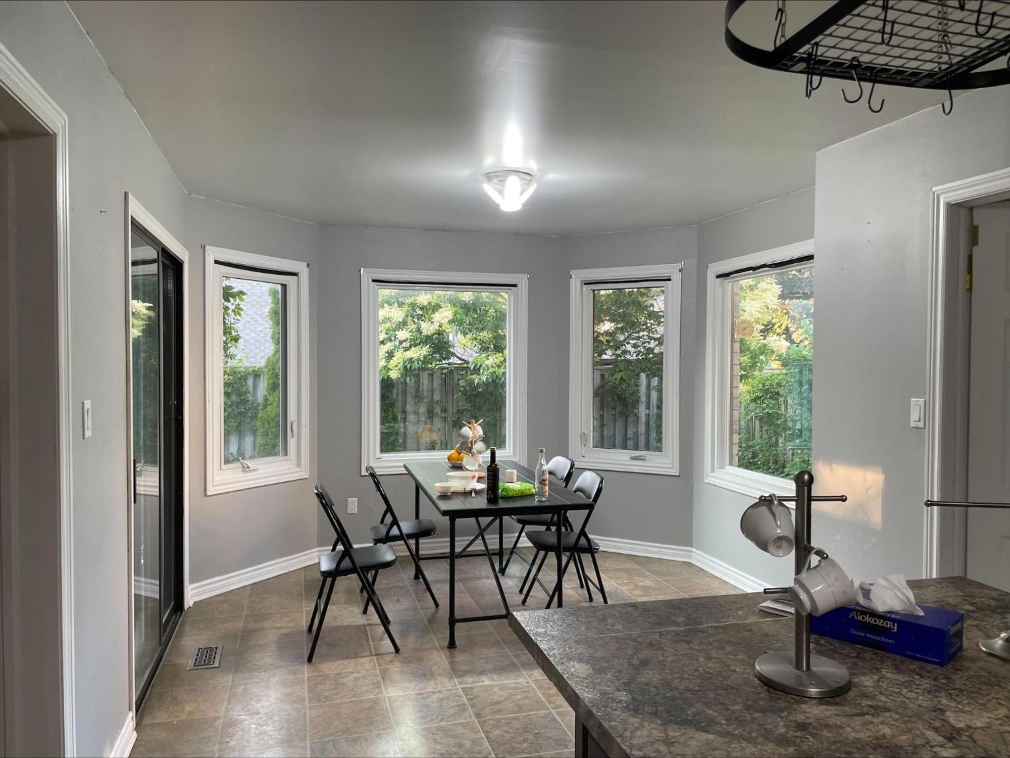 Bhf Near College & Hosp Self-Service Check-In So Fast Net Free Parking In Barrie Exterior foto